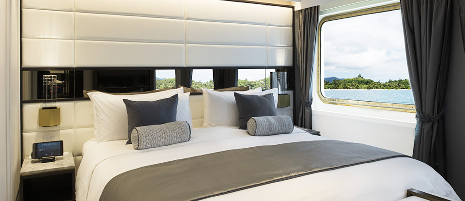 Dormitorio de la Owner´s Suite (Crystal Esprit) CRUCEROS CRYSTAL ESPRIT YACHT LUXURY CRUISES CRYSTAL YACHT CRUISES CRYSTAL ESPRIT CRUISES CRYSTAL SPRIT CRUISES CRYSTAL SPIRIT CRUISES CRYSTAL SMALL SHIP CRUISES, CRUCEROS EN YATE CRUCEROS DE LUJO CRUCEROS CRYSTAL CRUCEROS EN BARCO PEQUEÑO CRUCEROS DESTINOS ESPECIALES CRUCEROS POCOS PASAJEROS CRUCEROS EXCLUSIVOS CRUCEROS CRYSTAL #CrystalEsprit #YachtCruises #CrystalCruises #CrystalYacthCruises #Seychelles #Caribbean #ReservaCruceros #Especialistasencruceros #CruceroClick #CrucerosLujo #Crucerosdeluxe #CrucerosCentroAmerica #CrucerosMediterraneo #CrucerosCroacia #CrucerosAdriatico #CrucerosExoticos